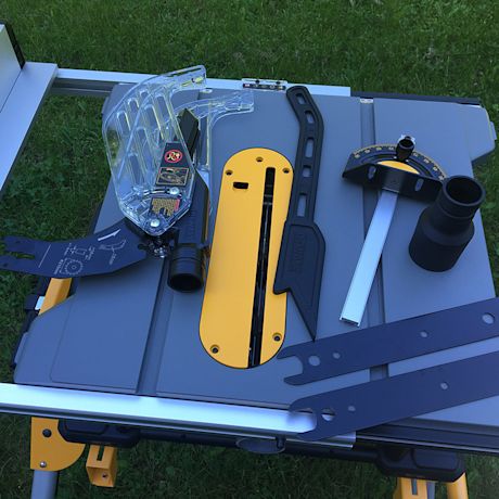 Dewaltin pöytäsaha jalustalla osissa ja koottuna