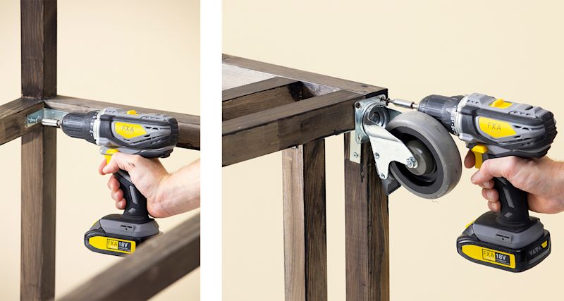 Harmaalta-keltaisella porakoneella pyörällistä kääntöpyörää asennetaan tumman puurunkoon.