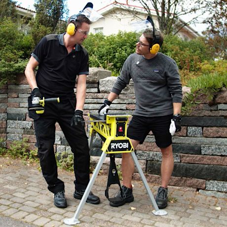 Kulmahiomakone käytössä Työkalukoulussa