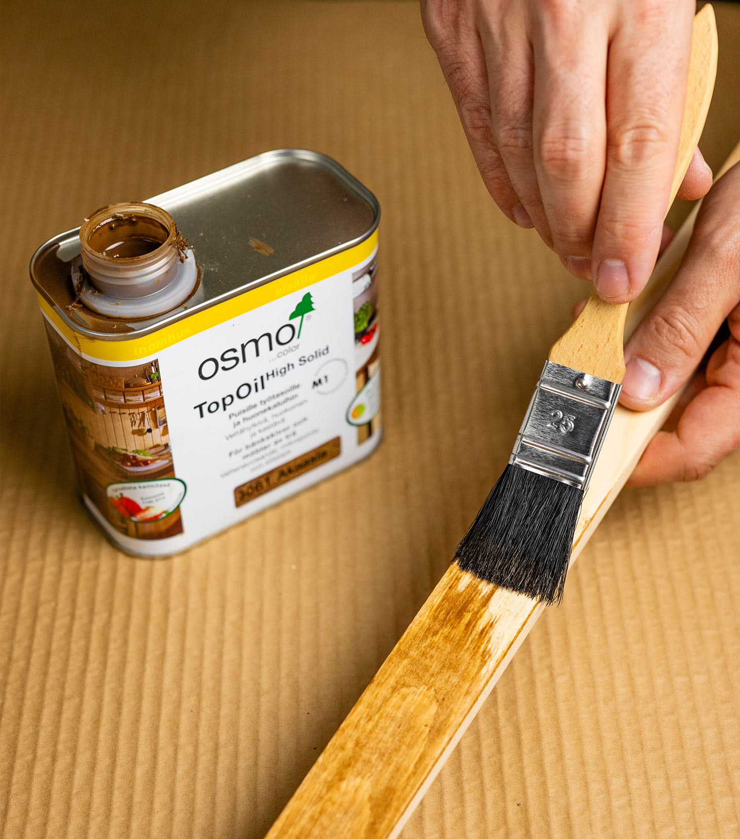 Tee itse parvekehylly ja oleskelunurkkaus: Puuosien käsittely Osmo TopOililla