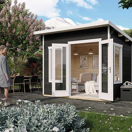 Nainen kompostoimassa.