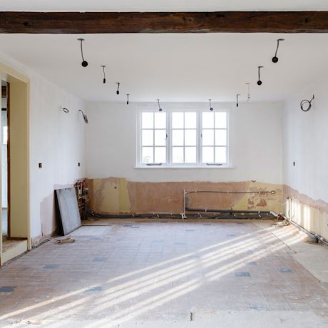 Vanha keittiötila, josta keittiökaapit on jo purettu