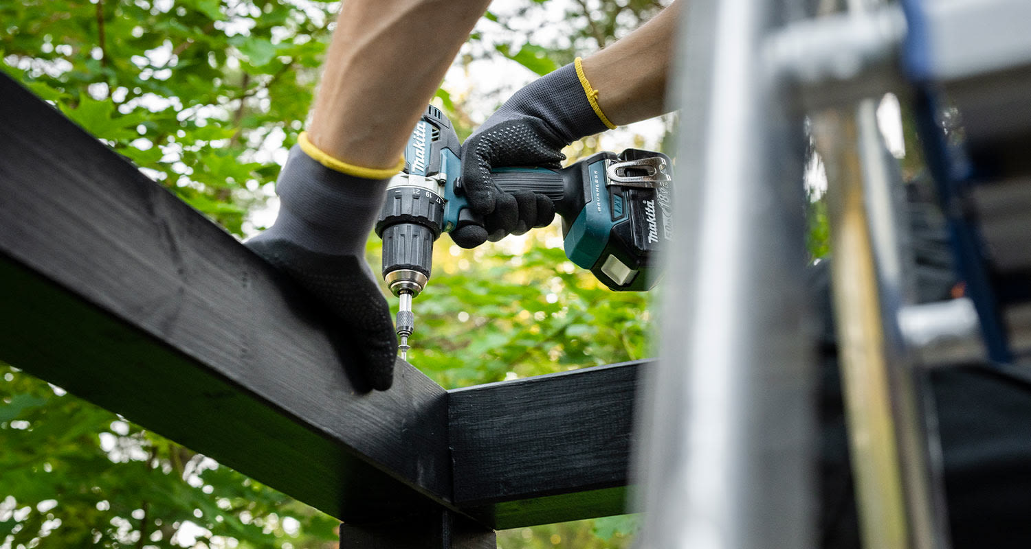 Modernin pergolan rakentaminen. Kuvassa yläkehikon kiinnitys