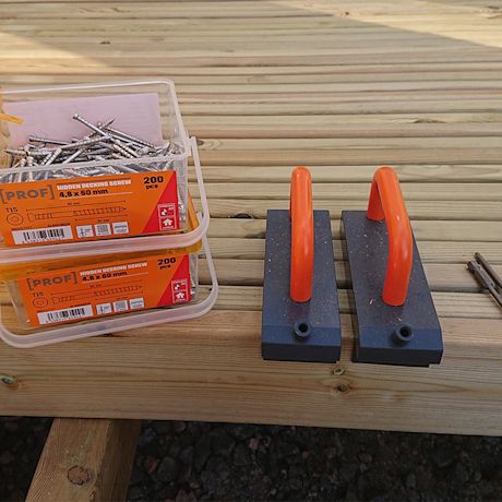 PROF-piilokiinnitys käytössä terassin lautojen kiinnitykseen, myynnissä K-Raudassa