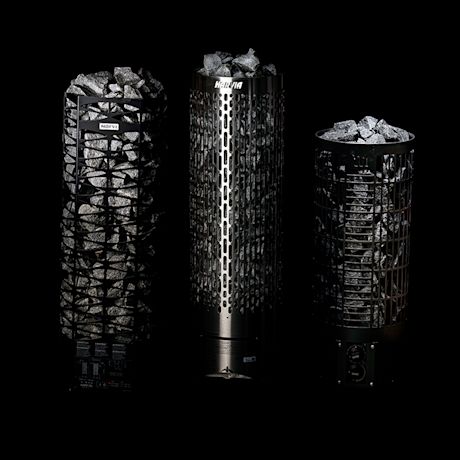 Kolme mustaa metallikehikkoista saunakiuasta täynnä harmaita kiviä tummalla taustalla.