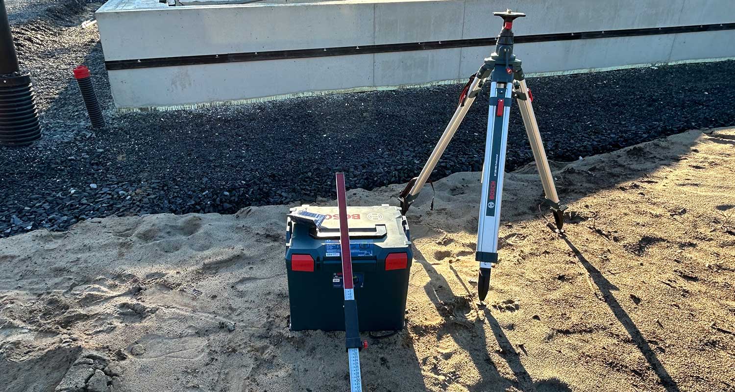 ammattilaisen-testissa-boschin-pyoriva-laser-ja-cervan-tyovaatteet krauta-artikkeli-vaaka 1500x800 lahikuva3