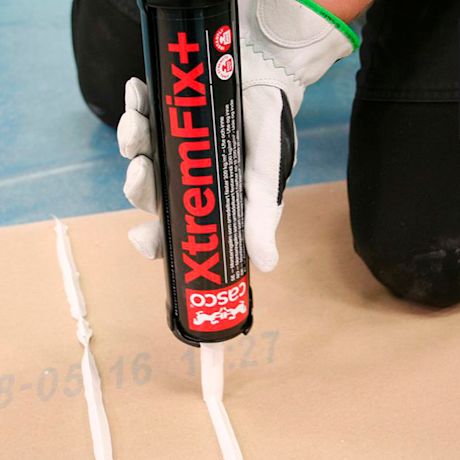 Käynnissä palkoliimaus levykiinnitys Casco XtremFix+ -asennusliimalla.