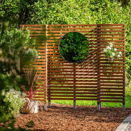 Puinen näkösuoja joka on rakennettu rimoista ja puutavarasta.