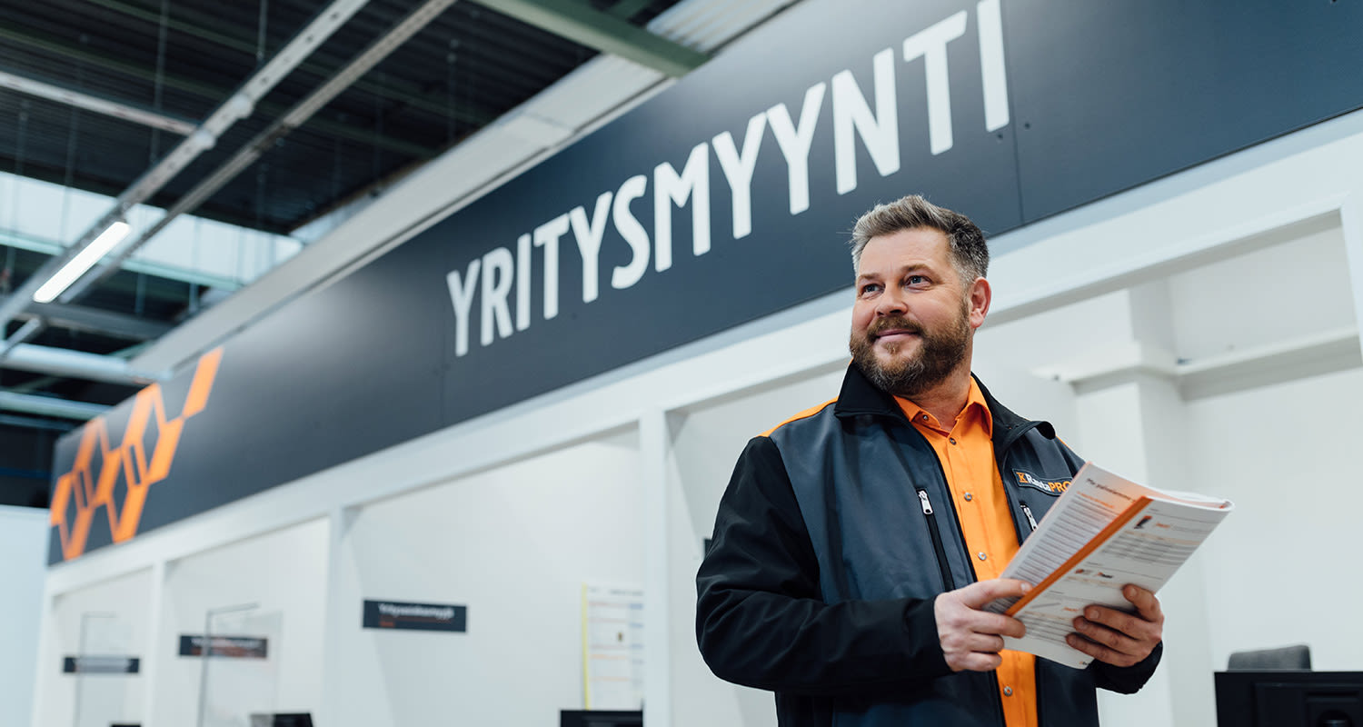 K-Raudan yritysmyynnin myyjä myymälässä