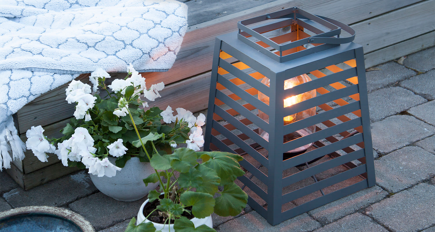 Tunnelmavalaisin mökkipihalla.