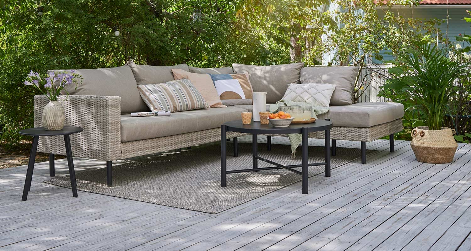 Tilava kulmasohva harmaalla terassilla