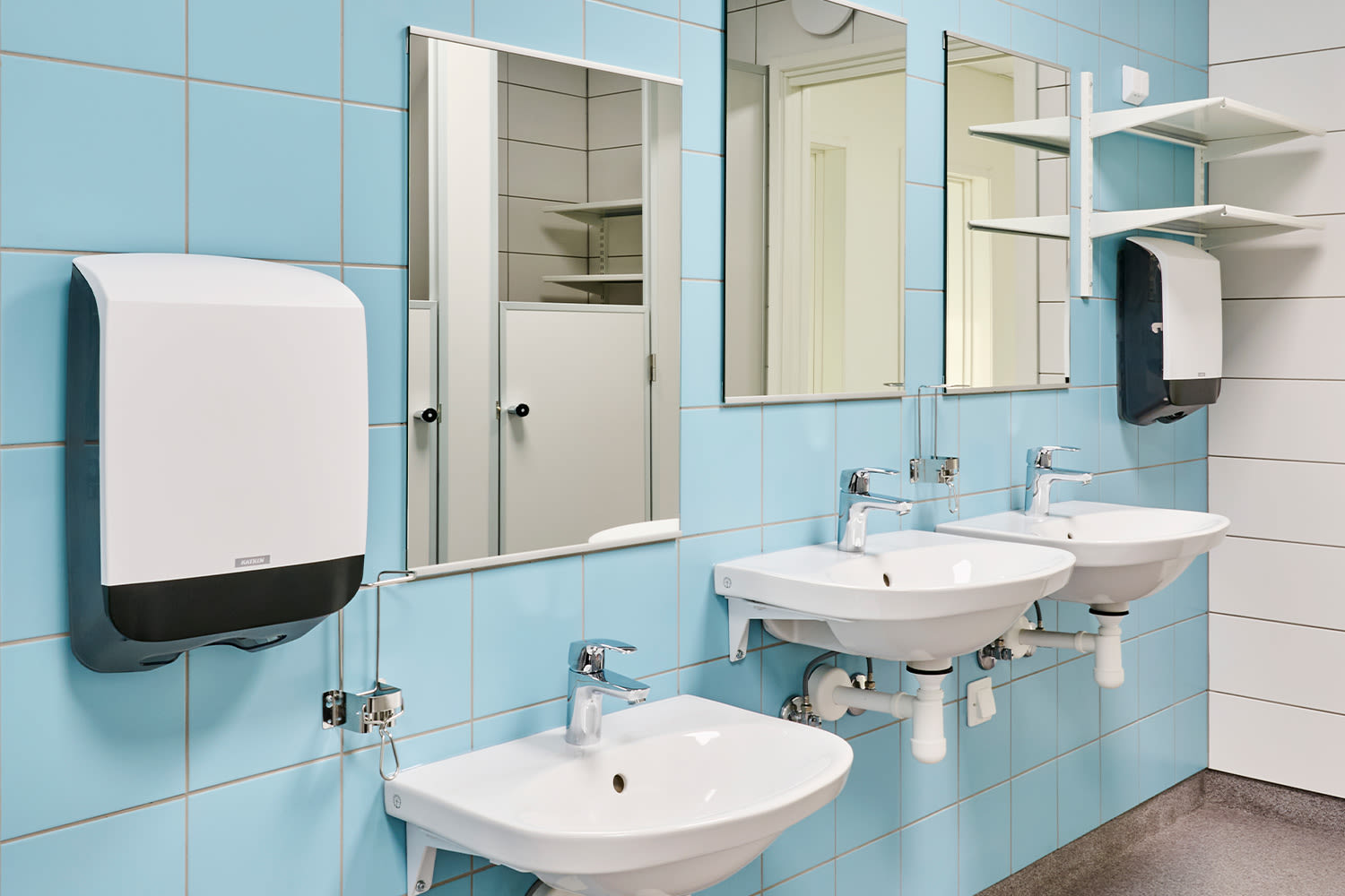 Vaaleansininen laatta on raikas ja pirteä valinta pesu- ja wc-tiloihin. Vitran Color 2.0 -sarjan sävy Pool Blue on mattapintainen.