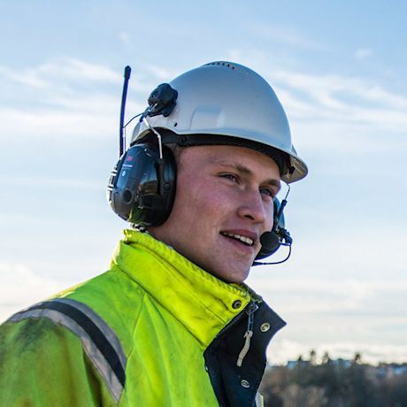 Työmies Peltor Peltor WS Alert XP kuulosuojaimet päässä kypäräkiinnityksellä