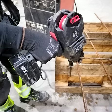 Sencon sidoskone SRT40 testissä rakennusalan ammattilaisella perustusraudotteiden kasauksessa