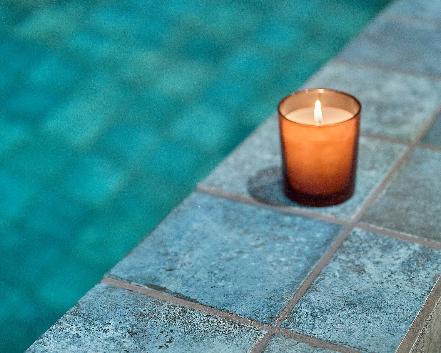 Upea turkoosi Tahiti Turquoise Glossy ja Anti-Slip 14,7x14,7 -laatta sopii uima-altaaseen täydellisesti. Laatta tilausvalikoimista.