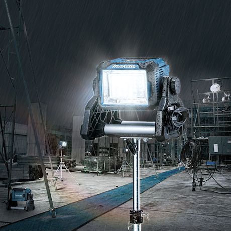 Kuvassa ulkotyömaalla kirkkaasti valaiseva työmaavalaisin Makita DML811 18V LXT runko, tuotetta myy K-Rauta.