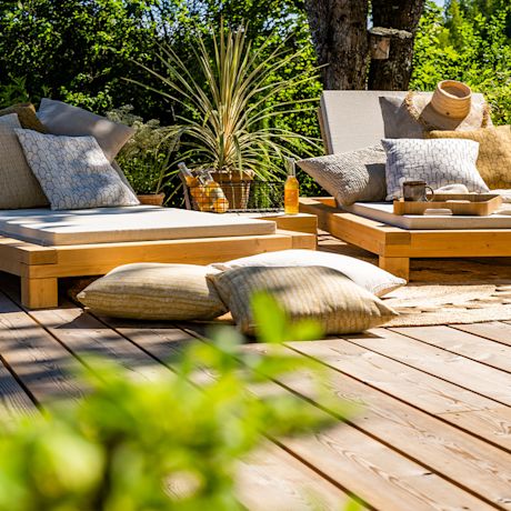 Daybed-ohjeilla valmistetut aurinkotuolit kesäisessä säässä.