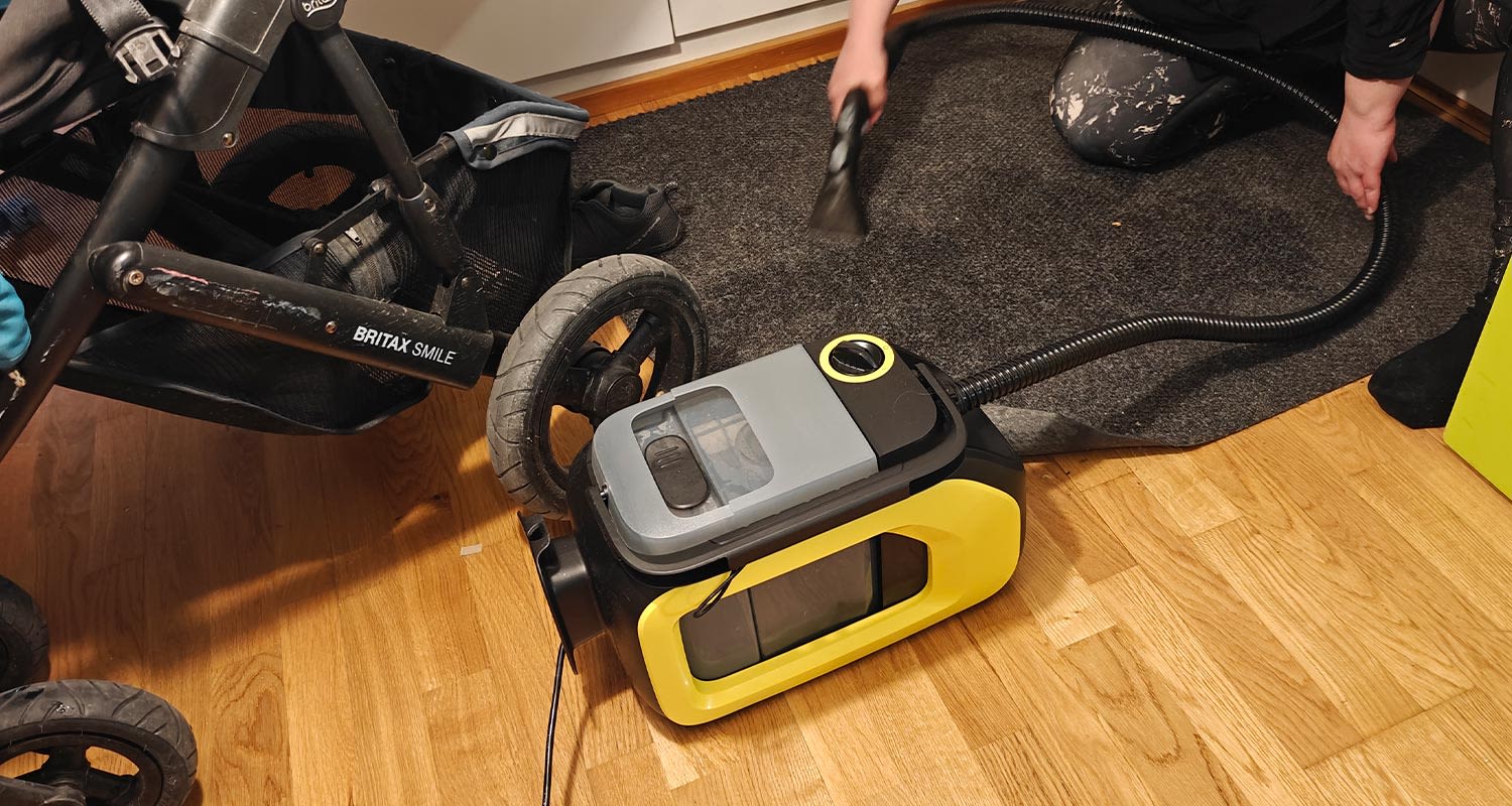 Kärcher SE 3 Compact tekstiilipesurilla puhdistuu eteisen matto. Tuote K-Raudasta.