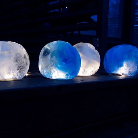 Siniseksi värjätyt, itse tehdyt jäälyhdyt terassilla