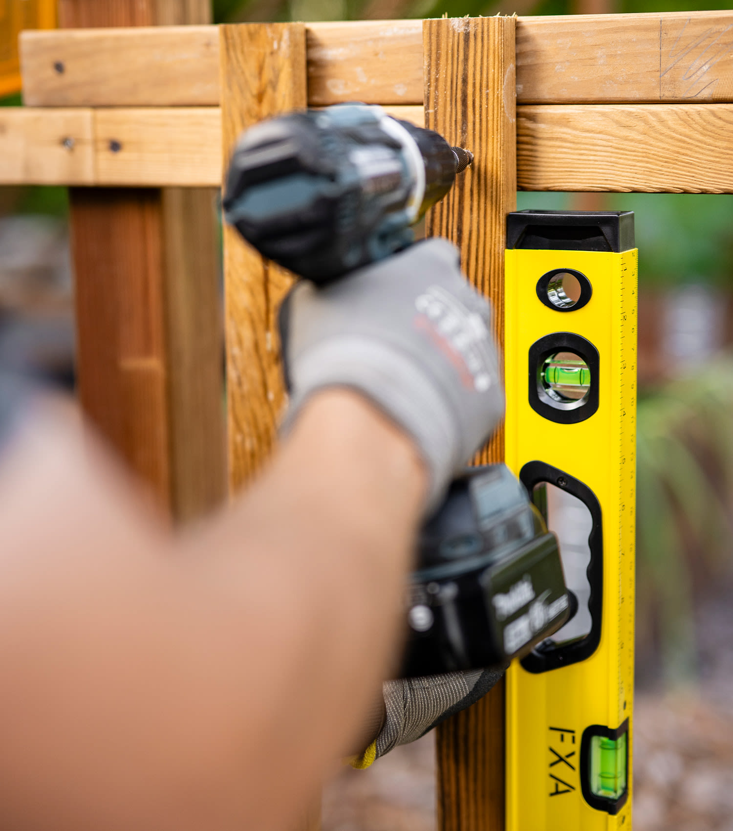 Aidan rakentaminen ja aidan rimoituksen kiinnittäminen.