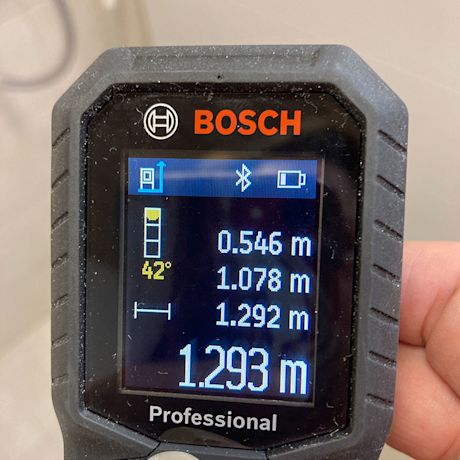 Sisustus- ja pihasuunnittelijan testissä Bosch GLM 50-27 C laseretäisyysmittalaite