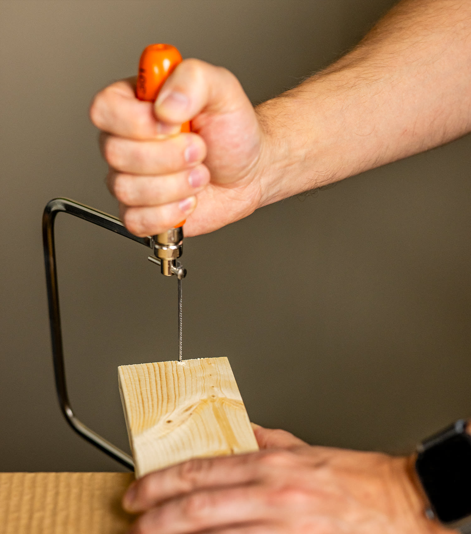 Tee itse kasvatuslaatikko parvekkeelle: Kuvassa kasvatuslaatikon osio sahataan