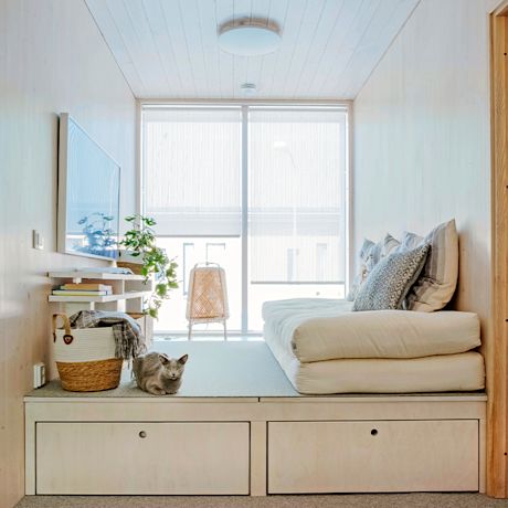 Itse tehty korotettu alkovi. Alkovi toimii päivällä pelisoppena ja illalla vaikka vieraspetinä.