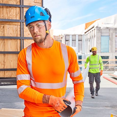 Työmies työmaalla PROF-työvaatteissa