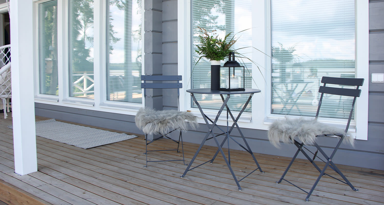 Mökkipihan terassi sisustettu pienellä kahvipöytäryhmällä. Tuotteet ovat K-Raudan valikoimasta.