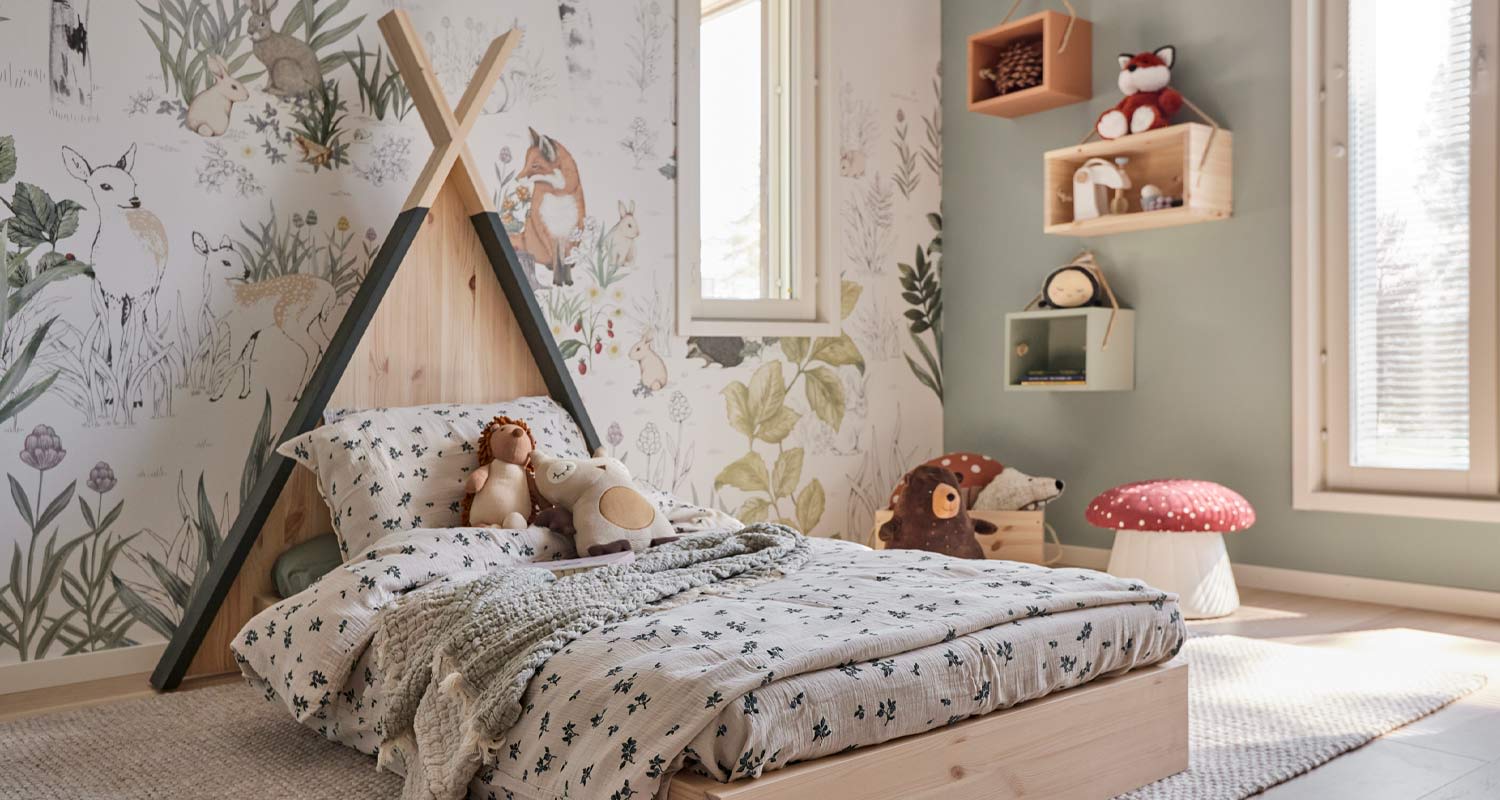 Vaaleasävyinen lastenhuone, teepee-sänky puupäädyllä, metsäteemainen tapetti ja pehmoleluja
