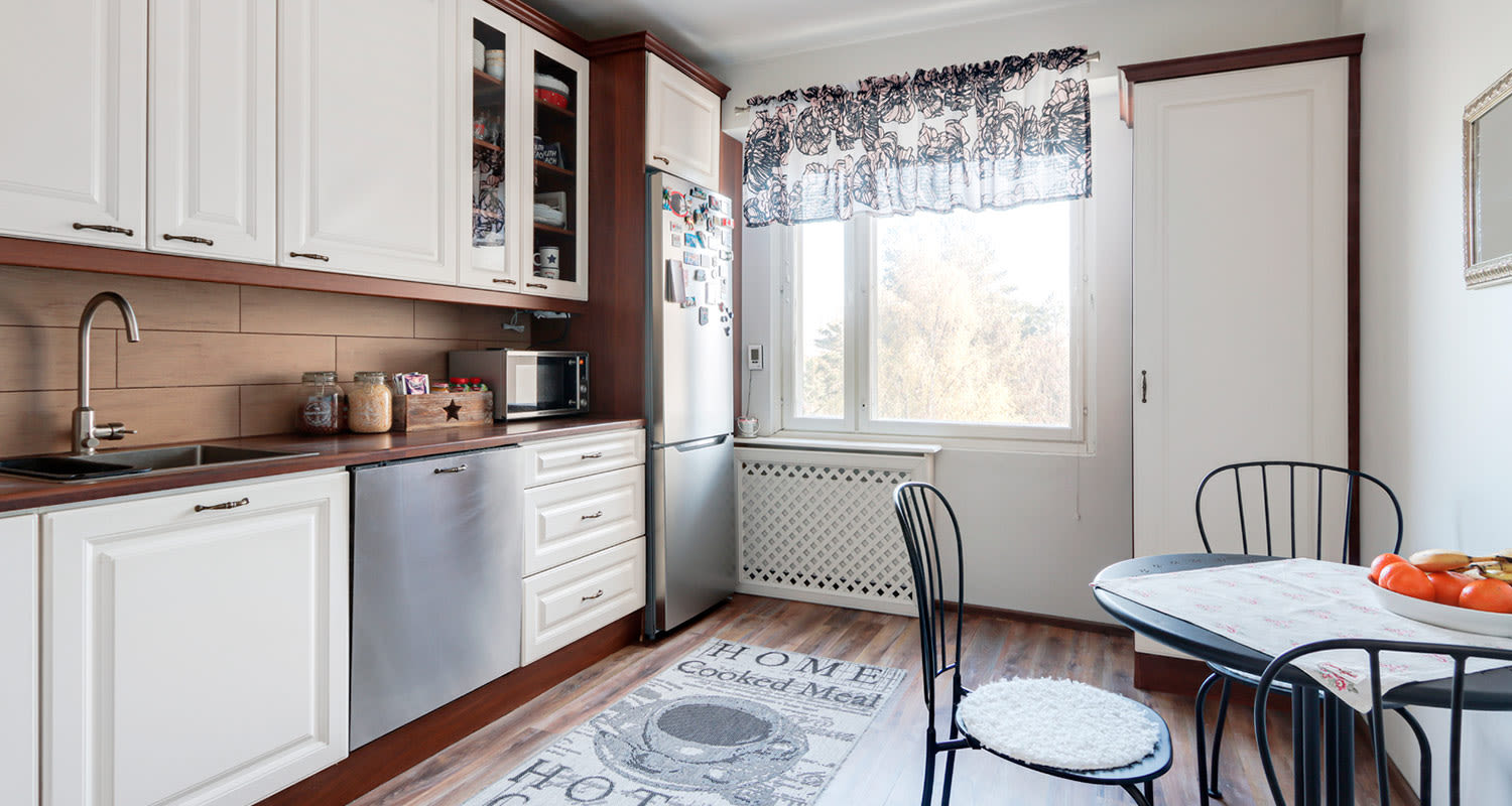 Vanha keittiö ennen remonttia keittiön ovelta päin kuvattuna.