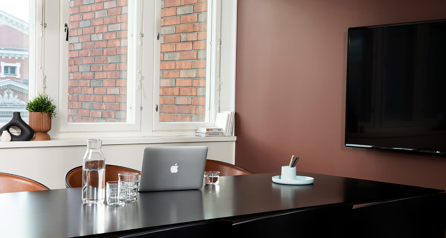 Toimiston maalatut seinät