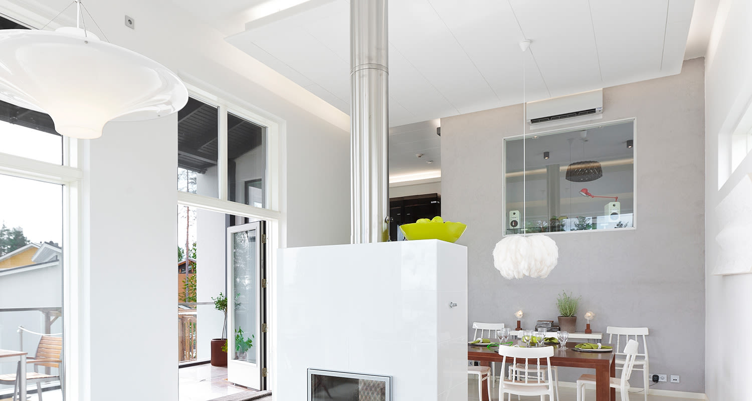 valkoinen olohuone, jossa akustiikkalevyt katossa