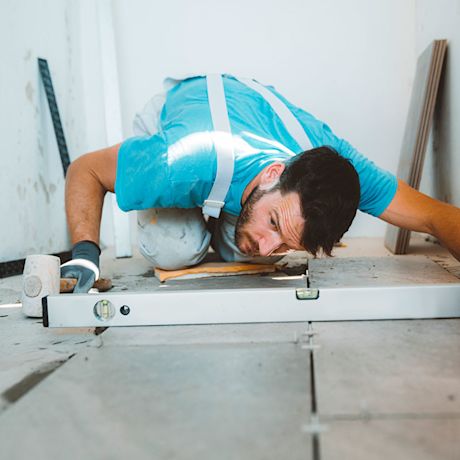 Työmies lattiahommissa