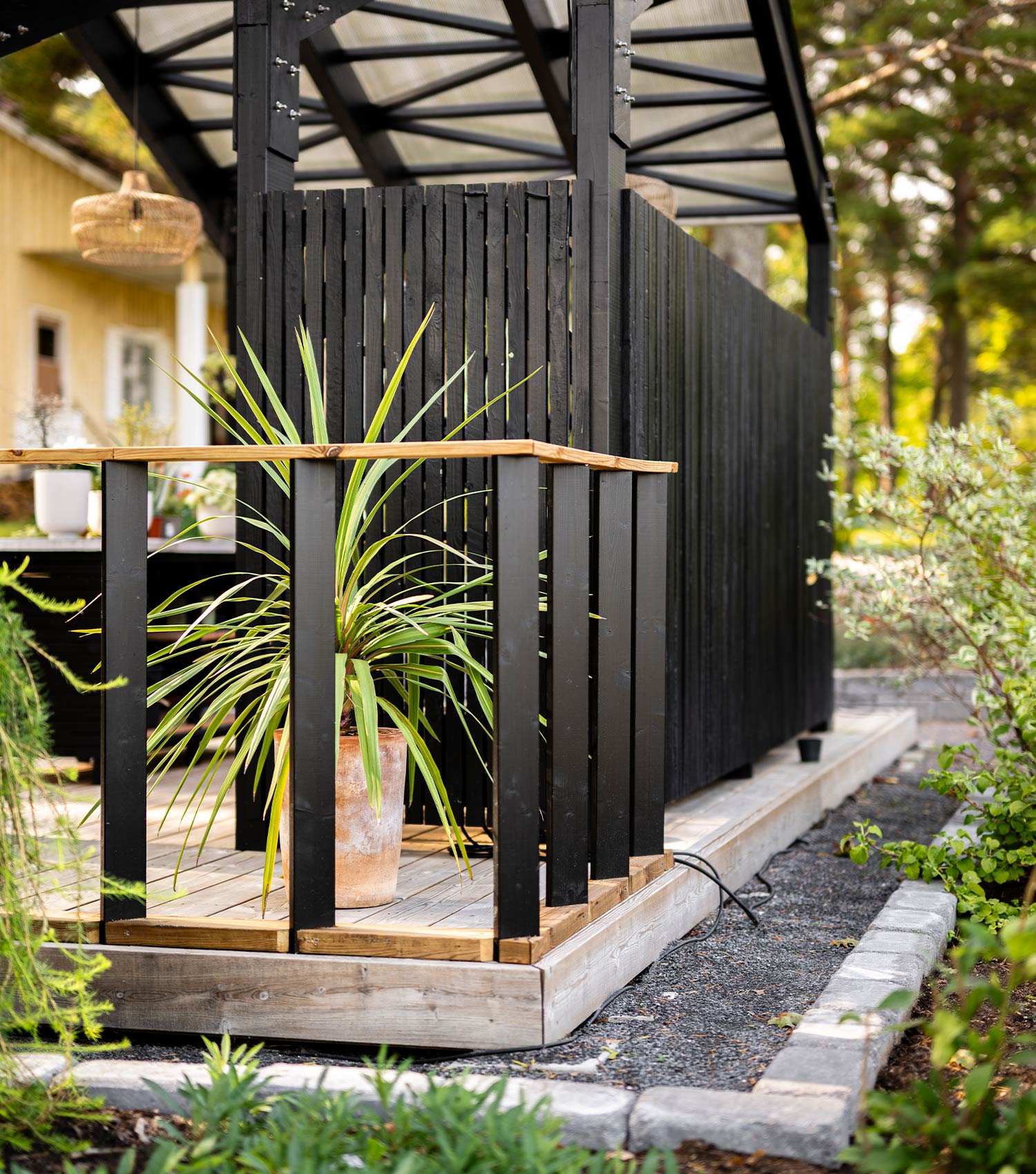 Tee itse terassikaide valmiina terassilla.