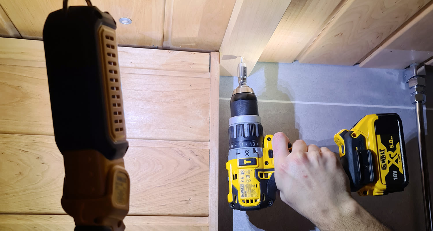 Dewalt-akkuvalaisin DCL050 työmaalla näyttämässä valoa