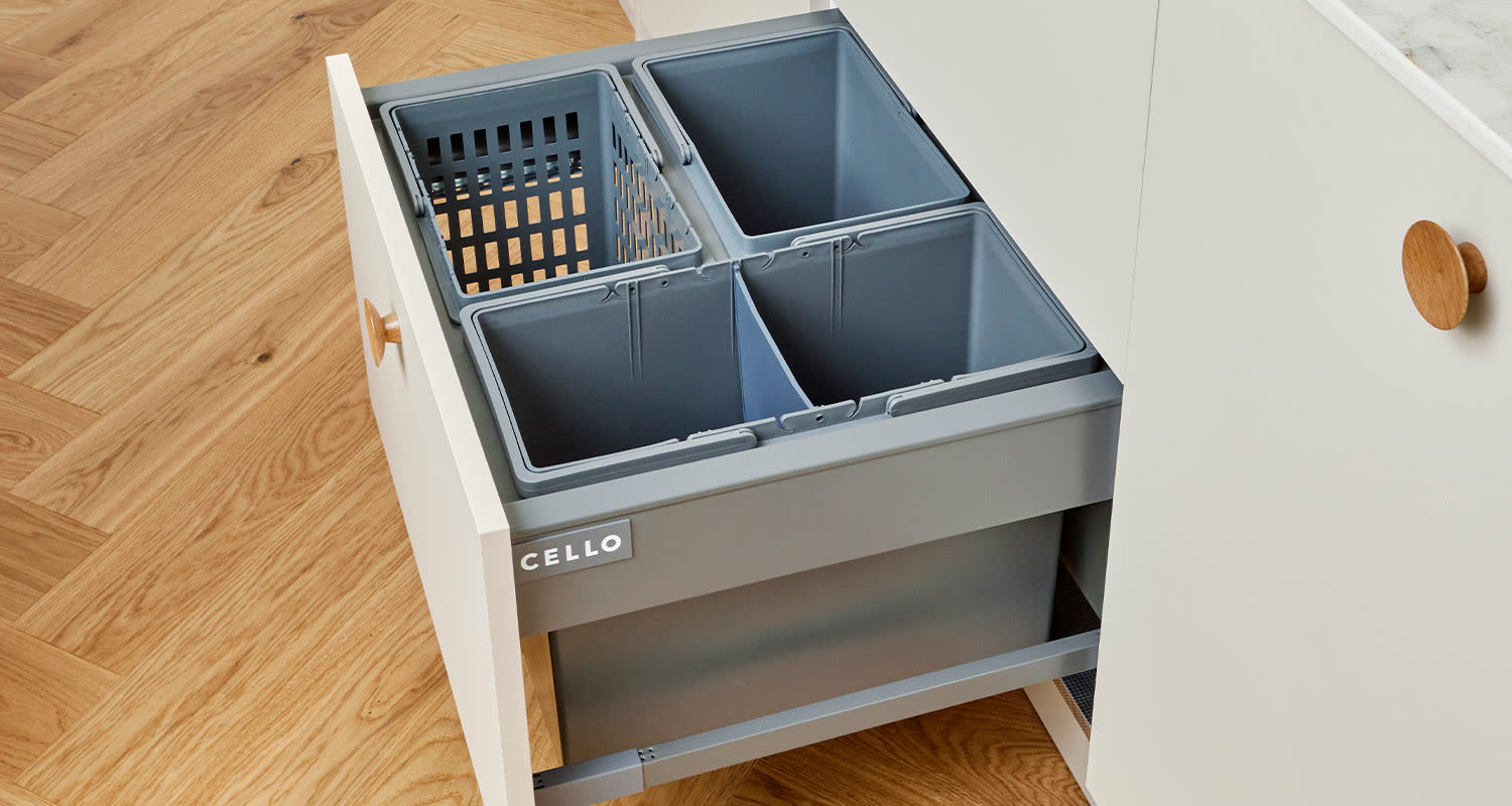 Kuvassa Cello-keittiömalliston jätevaunukaappi neljällä lajittelulokerolla.
