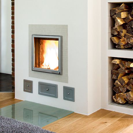 Kaunis valkoinen varaava takka olohuoneessa, Tiikeri Tyyne saatavissa K-Raudasta