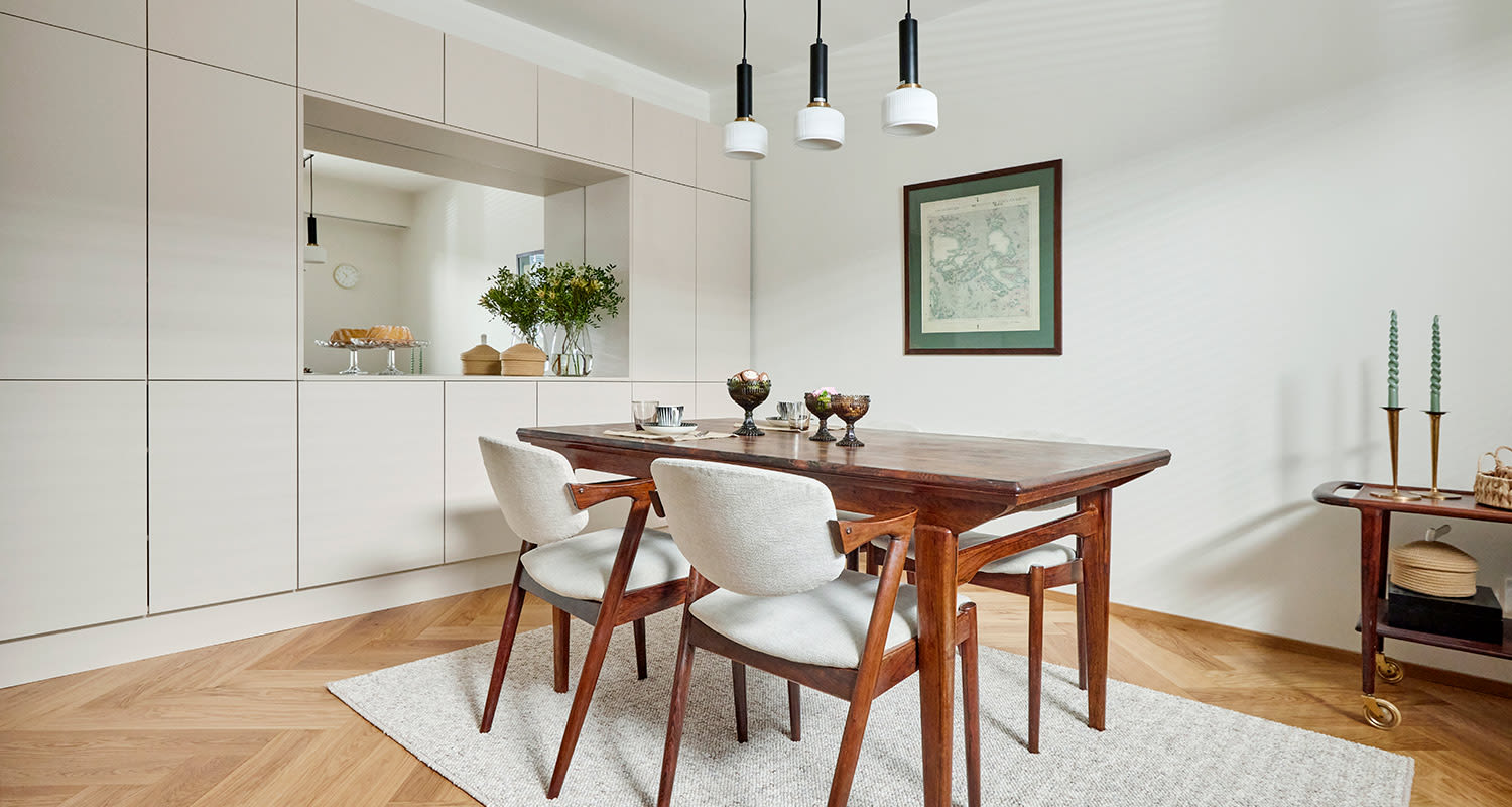 Keittiön läheisyydestä löytyvä remontoitu ruokailutila, jossa K-Raudan Cello-keittiöiden Moisio kaappien ovet.