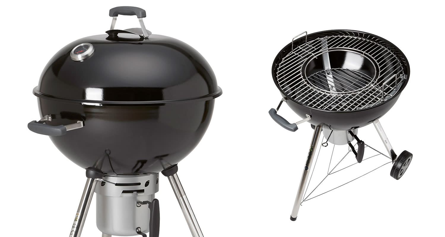 Musta pallogrilli: kuvassa suljettu kansi lämpömittarilla ja avoin ritilä, jalat sekä pyörät