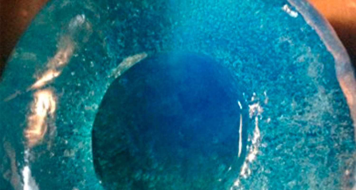 Jäälyhdyn reiän teko onnistuu kiehuvan kuumalla vedellä