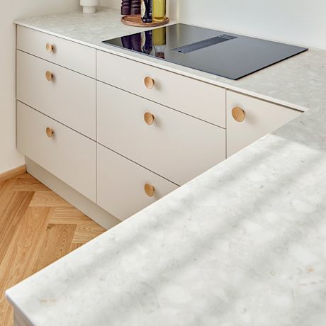 Kuvassa Cello-keittiöiden vaalea keittiötaso, jonka löydät K-Raudasta.