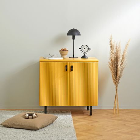 Kaapin panelointi ja maalaus. Kuvassa keltainen kaappi, joka on paneloitu ja maalattu K-Raudan ohjeilla ja tarvikkeilla.