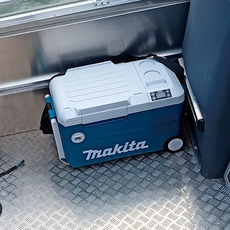 Makitan kylmä-lämpölaukku testissä rakennusalan ammattilaisella ja matkalla veneessä, tuote myynnissä K-Raudassa