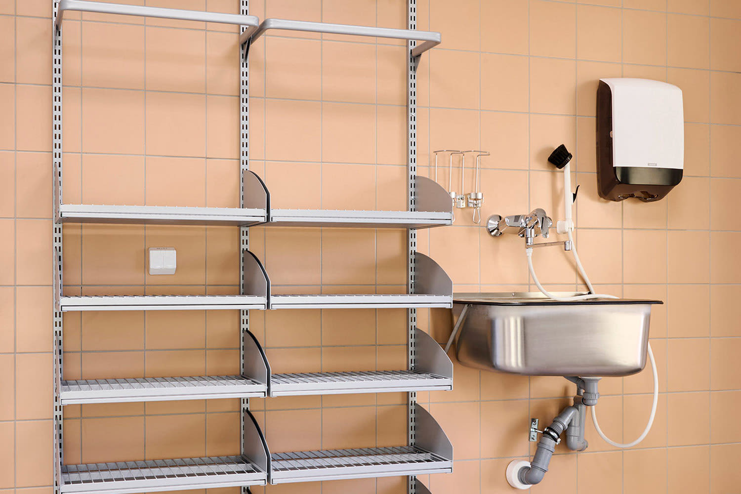 Sompion päiväkodin pesutiloissa ja luokkahuoneiden seinissä on Vitran Color 2.0 -sarjan sävy Rose Cream.