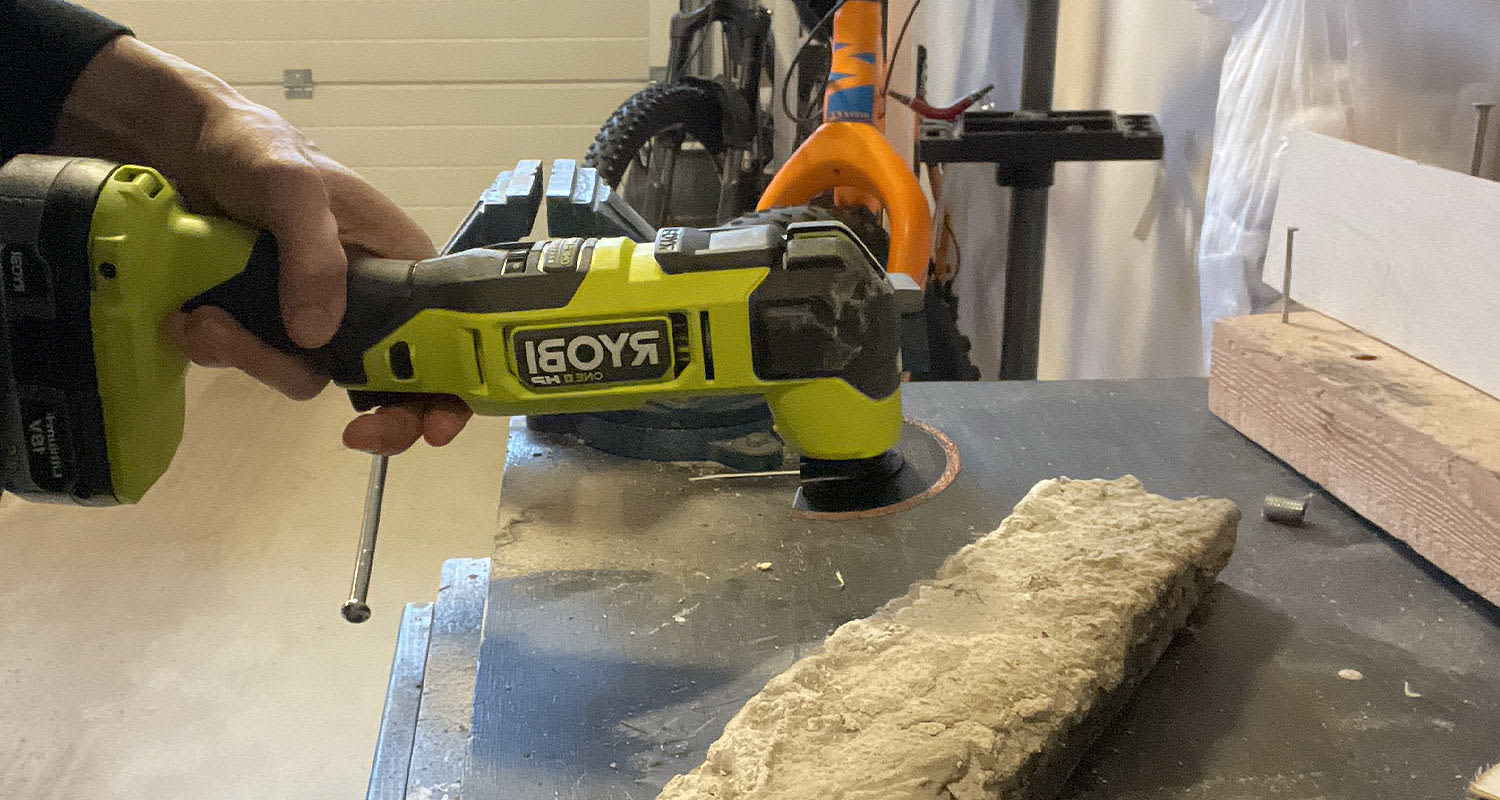 Laastin poisto käynnissä laatasta Ryobin motitoimikoneella.