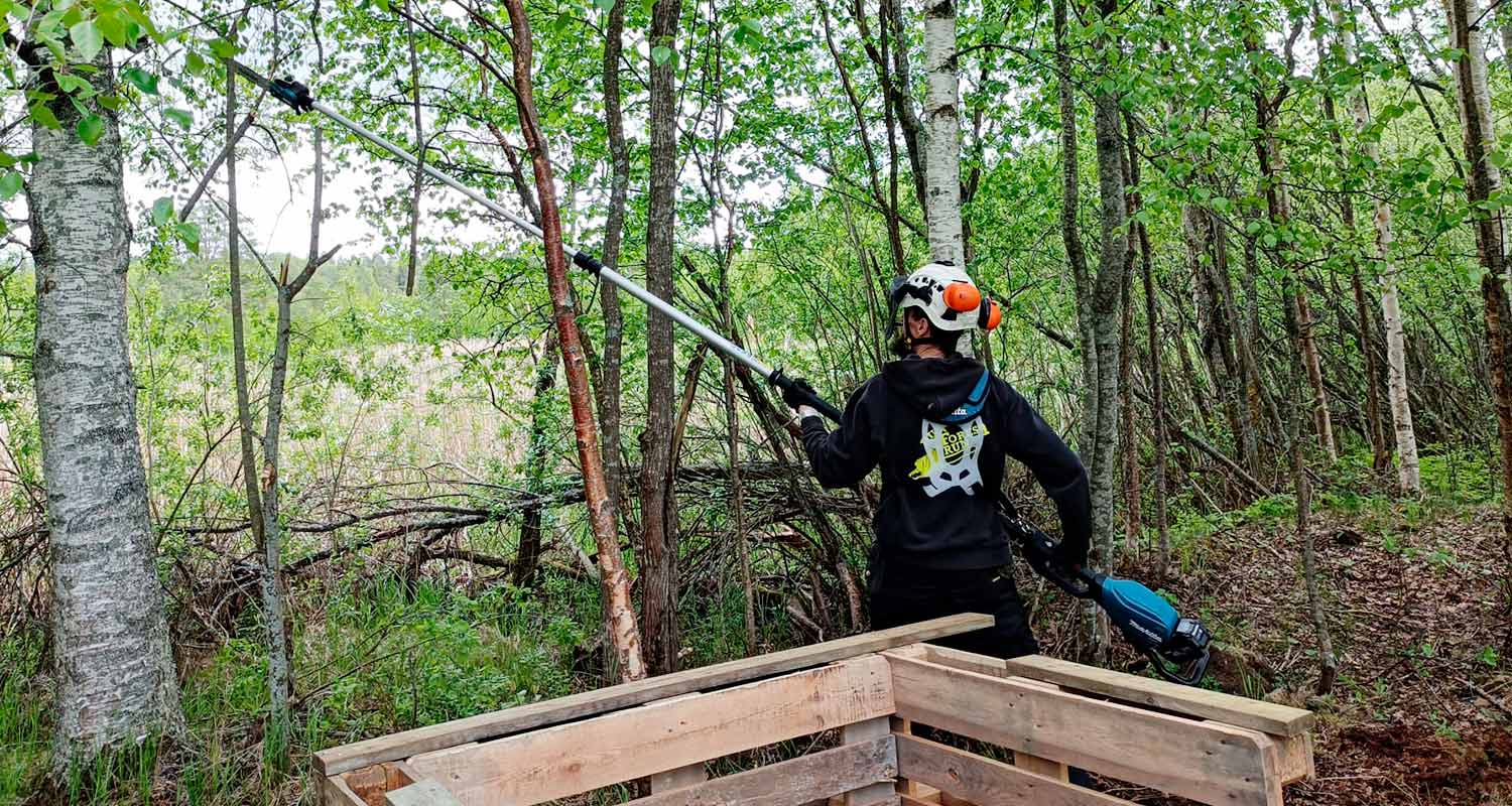 Testissä Makitan akkuketjusaha UA004GZ 40V XGT