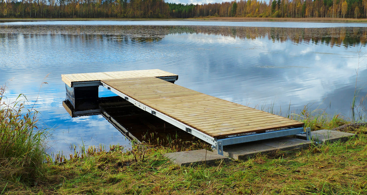 Teräsrunkoisen laiturin rakentaminen toteutettuna järvenrantaan.
