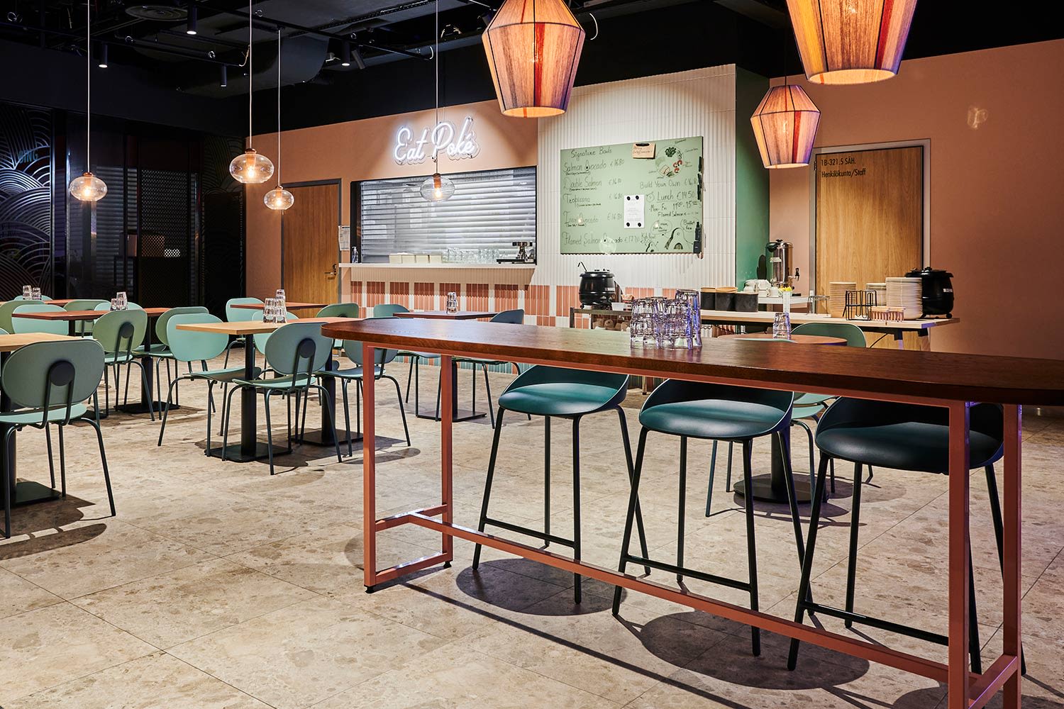 Food Port -ravintolamaailman lattiassa on lattialaatta Caractér Mix Beige 60x60. Tuote löytyy K-Raudan valikoimista.