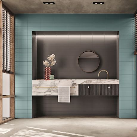 Kylpyhuone, jossa näkyy sinertävää Cello Primus -sarjan laattaa seinässä. Laattasarjan löydät K-Raudan valikoimista.